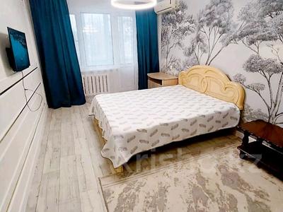 1-комнатная квартира, 40 м², 3/5 этаж по часам, Мендалиева 2 за 2 000 〒 в Уральске
