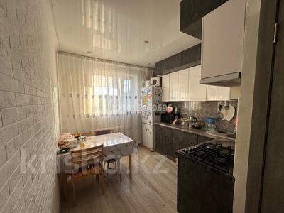 2-бөлмелі пәтер · 60 м² · 5/5 қабат, 40 лет победы 72 — Двор караван 4 коробка нижний центр-3, бағасы: 11 млн ₸ в Шахтинске