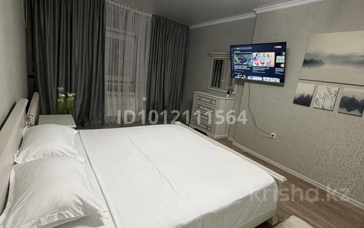 1-комнатная квартира · 90 м² · 8/25 этаж, 11-й мкр. 112В за 2 000 ₸ в Актобе — фото 2