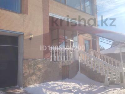Отдельный дом · 9 комнат · 500 м² · 10 сот., мкр Кунгей , ул. Батыр-Баяна за 125 млн 〒 в Караганде, Казыбек би р-н
