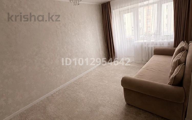 2-бөлмелі пәтер · 45 м² · 4/5 қабат, Касым Аманжолова 125, бағасы: 15.3 млн ₸ в Уральске, мкр Школьник — фото 2