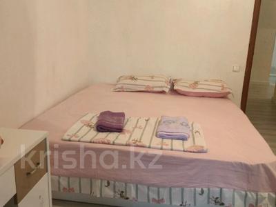 2-бөлмелі пәтер, 60 м², 1/9 қабат тәулігіне, мкр Аксай-1А 25 — Толе би момышулы, бағасы: 15 000 〒 в Алматы, Ауэзовский р-н