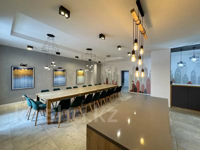 Офисы, магазины и бутики, салоны красоты, фитнес и спорт, медцентры и аптеки, образование, развлечения, конференц-залы, кабинеты и рабочие места, студии · 900 м² за 15 млн 〒 в Астане, Есильский р-н