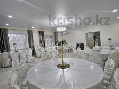 Дом · 7 комнат · 350 м², Комарова 8 — Комарова-Джамбула за 150 000 〒 в Костанае