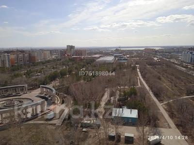Аренда квартир в Карагандинской обл.: 2-комнатная квартира · 85 м² · 15/17 этаж · помесячно, Просп. Республики 42 за 300 000 〒 2-комнатная квартира · 85 м² · 15/17 этаж · помесячно, Просп. Республики 42 за 300 000 〒 в Караганде, Казыбек би р-н