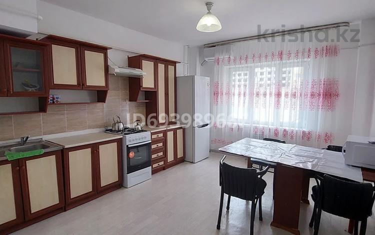 2-комнатная квартира, 60 м², 1/6 этаж помесячно, мкр Нурсая 60 за 150 000 〒 в Атырау, мкр Нурсая — фото 2