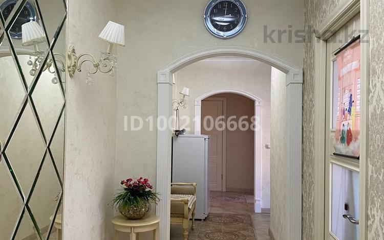 3-комнатная квартира · 80 м² · 2/9 этаж, 10 мкр 2 за 290 000 〒 в Аксае — фото 2