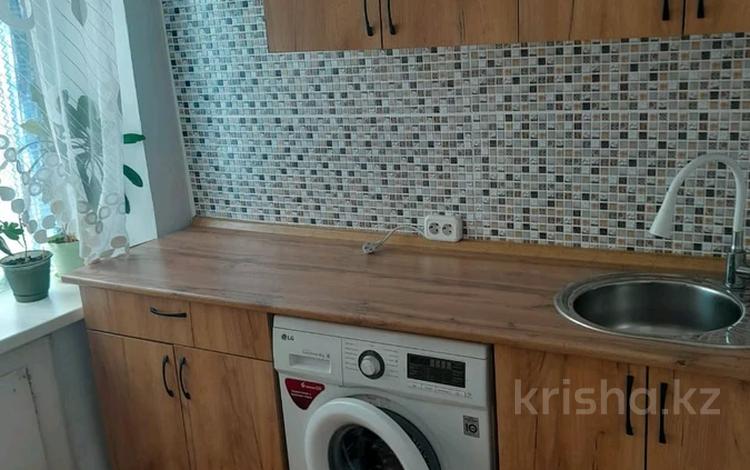 1-комнатная квартира · 31 м² · 8/9 этаж, мкр Юго-Восток, Мкр Юго-Восток, Строителей 25 — В 5 минутах от Корзины( новой), рядом сквер Строителей за 11.5 млн ₸ в Караганде, Казыбек би р-н — фото 3