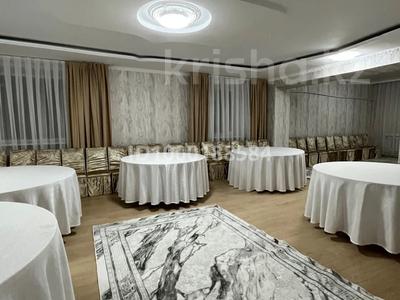 Жеке үй · 8 бөлме · 450 м², мкр Кунгей , Жанабаева 4, бағасы: 120 000 〒 в Караганде, Казыбек би р-н