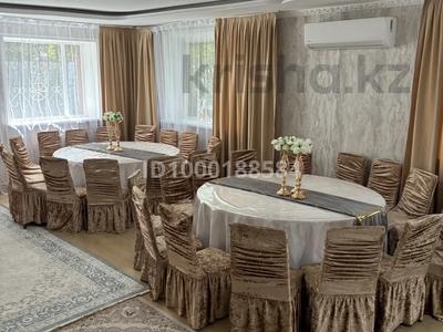 Дом · 8 комнат · 450 м², мкр Кунгей , Жанабаева 4 за 120 000 〒 в Караганде, Казыбек би р-н