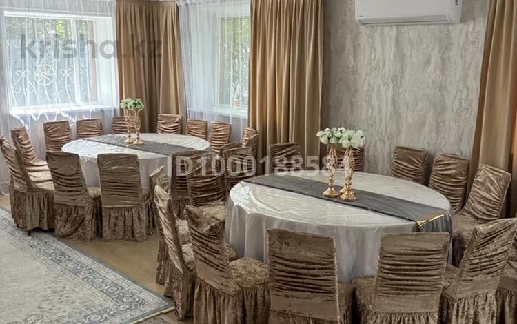 Дом · 8 комнат · 450 м², мкр Кунгей , Жанабаева 4 за 120 000 ₸ в Караганде, Казыбек би р-н — фото 13