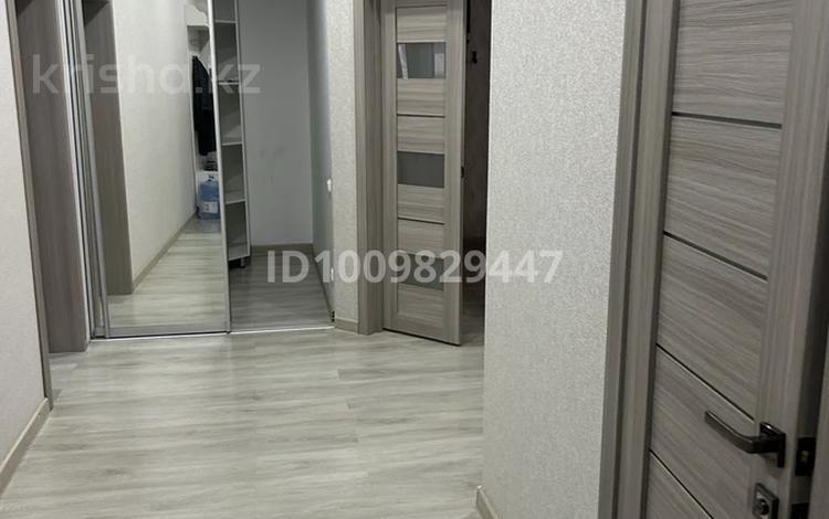 2-комнатная квартира · 76 м² · 5/5 этаж, мкр Кадыра Мырза-Али, Абулхайр хана 177/1 — ТРЦ орал за 28.7 млн ₸ в Уральске — фото 2