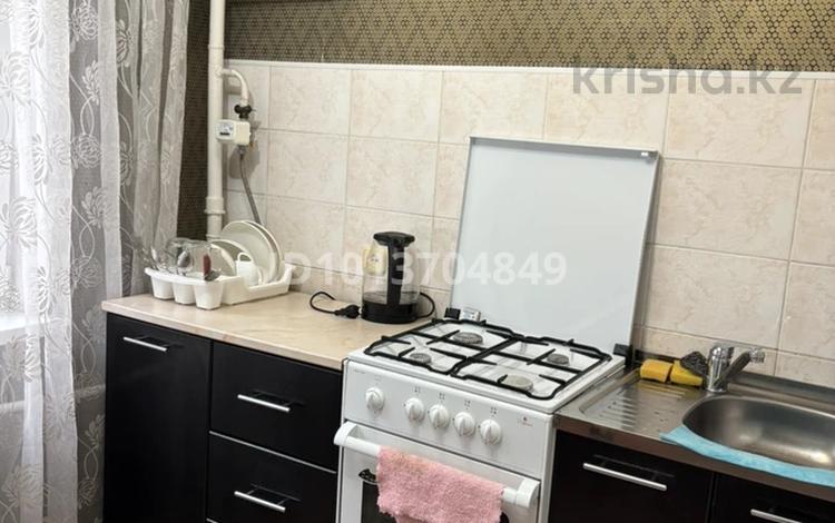1-комнатная квартира · 32 м² · 2/5 этаж, мкр Новый Город, Ерубаева — Ориентировочно находится возле ТЦ «Абзал» за 11 000 ₸ в Караганде, Казыбек би р-н — фото 2