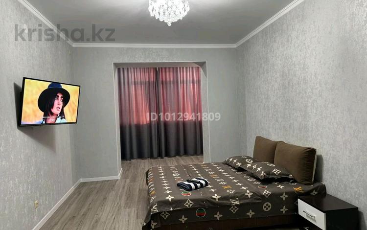 1-комнатная квартира · 54 м² · 2/9 этаж, мкр. Алтын орда, Санкибай батыра — Гипермаркет Дина, капитал плаза, улица Тауелсиздик за 10 000 ₸ в Актобе — фото 2