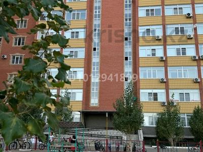 1-комнатная квартира · 54 м² · 2/9 этаж, мкр. Алтын орда, Санкибай батыра — Гипермаркет Дина, капитал плаза, улица Тауелсиздик за 10 000 ₸ в Актобе