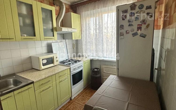 3-бөлмелі пәтер · 65 м² · 3/5 қабат, Пришахтинск, 23й микрорайон 37, бағасы: 15 млн ₸ в Караганде, Алихана Бокейханова р-н — фото 2