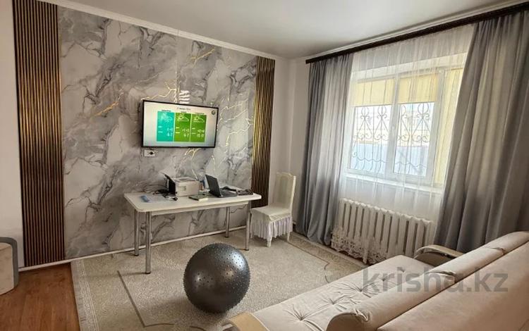 Жеке үй · 9 бөлме · 260 м², Куйши нуртугана 136, бағасы: 56.5 млн ₸ в Актобе, жилой массив Жанаконыс — фото 4