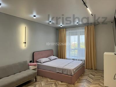 1-комнатная квартира · 52 м² · 5/10 этаж, мкр Женис 40 за 16 000 ₸ в Уральске