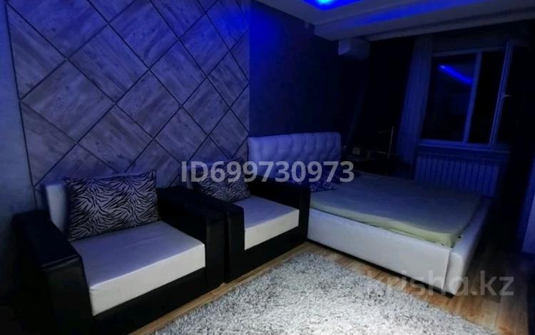 1-бөлмелі пәтер · 32 м² · 2 қабат, Токмагамбетова 3, бағасы: 3 000 ₸ в  — фото 2