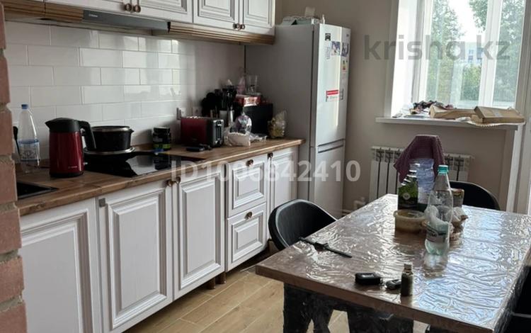 2-бөлмелі пәтер · 72 м² · 3/6 қабат, Ермекова 102/1, бағасы: 260 000 ₸ в Караганде, Казыбек би р-н — фото 2