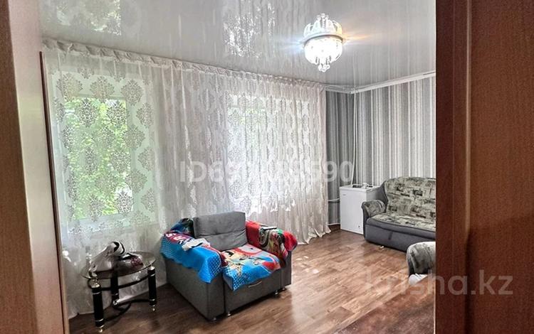 4-комнатная квартира, 64 м², 1/3 этаж, Старый Майкудук, Бирюзова 51 за 15 млн 〒 в Караганде, Алихана Бокейханова р-н — фото 2