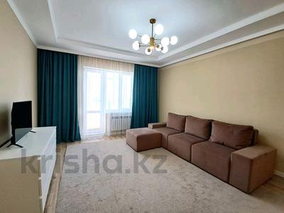 2-комнатная квартира, 87 м², 9/9 этаж помесячно, Валиханова 13-21 за 350 000 〒 в Атырау