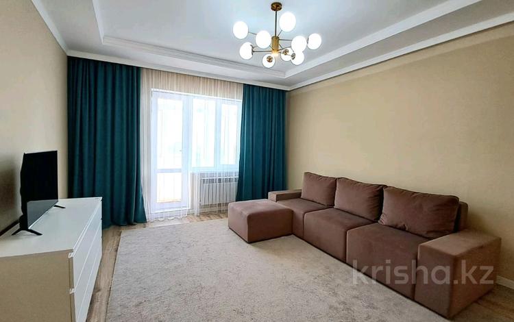 2-комнатная квартира, 87 м², 9/9 этаж помесячно, Валиханова 13-21 за 350 000 〒 в Атырау — фото 2