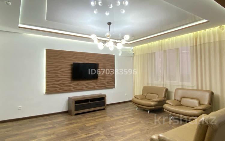 2-комнатная квартира, 80 м², 6/9 этаж, Валиханова за 41 млн 〒 в Атырау — фото 17