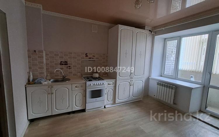 1-бөлмелі пәтер · 45 м² · 2/5 қабат, мкр. Алтын орда, Тәуелсіздік — В районе Батыс, по улица Тәуелсіздік , рядом с Апорт сдается 1комнатна, бағасы: 120 000 ₸ в Актобе — фото 2