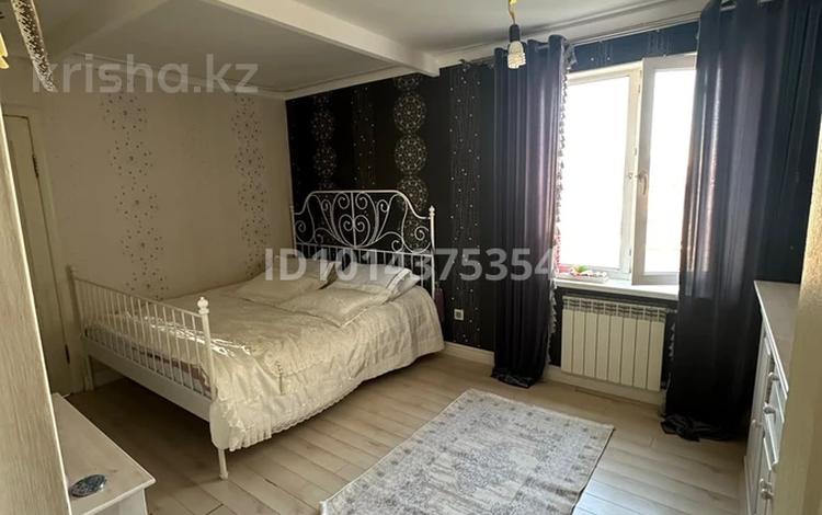 3-комнатная квартира · 70 м² · 3/5 этаж, Сазда-1, Ибатова 51 — За БЦ «Мир» за 200 000 ₸ в Актобе — фото 3