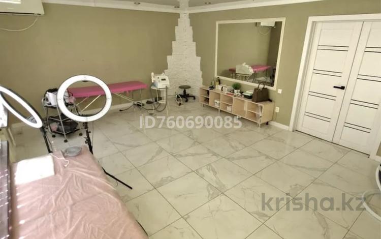 Свободное назначение, офисы, магазины и бутики, салоны красоты, медцентры и аптеки, образование, студии · 100 м² за 460 000 〒 в Уральске — фото 2