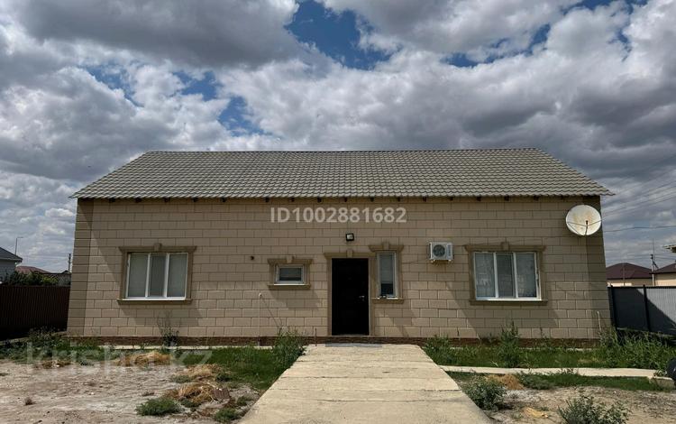 Отдельный дом · 3 комнаты · 150 м² · 10 сот., мкр Бирлик-2, Амины Омирзаковой 81 — Магазин Береке за 25 млн ₸ в Атырау — фото 2