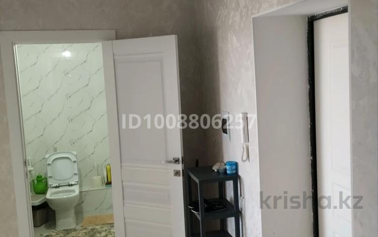 2-бөлмелі пәтер · 67 м² · 2/5 қабат, Алтын орда ш/а. 49 Р, бағасы: 180 000 ₸ в Актобе, мкр. Алтын орда — фото 2