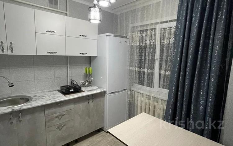 1-комнатная квартира, 30 м², 1/5 этаж посуточно, Потанина за 10 000 〒 в Усть-Каменогорске — фото 2