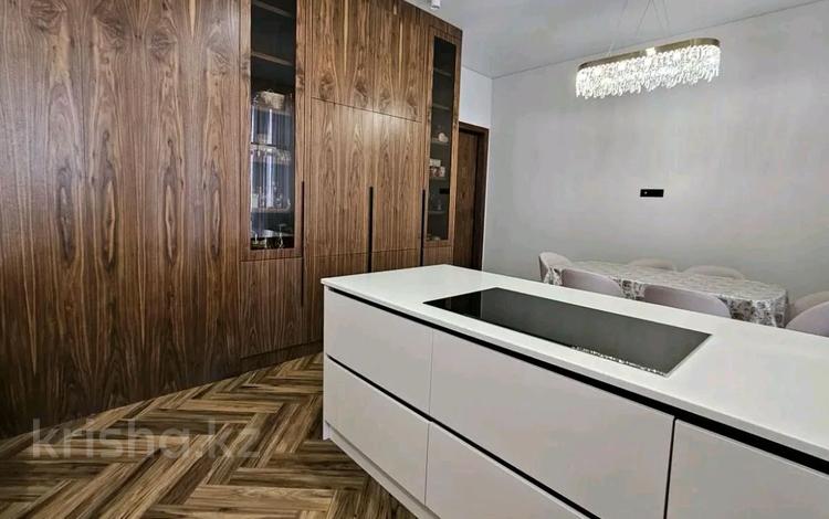 5-комнатная квартира · 230 м², Акмешит 19 за 1.6 млн ₸ в Астане, Есильский р-н — фото 2