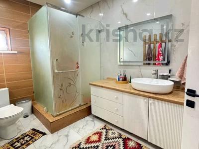 Отдельный дом · 8 комнат · 350 м² · 10 сот., Туран — Красивый дом с большим участком, находится на пересечении улицы Абая. за 59 млн 〒 в Косшы