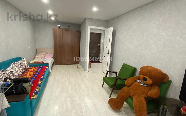 1-комнатная квартира, 40 м², 1/5 этаж помесячно, Валиханова 178 за 130 000 〒 в Семее — фото 2