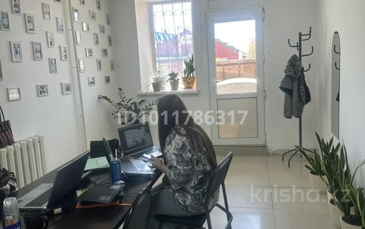 Свободное назначение, офисы, магазины и бутики, склады, салоны красоты, медцентры и аптеки, образование, развлечения, студии · 53.8 м² за 300 000 ₸ в Астане, Алматы р-н — фото 2