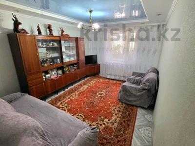 2-комнатная квартира, 55 м², 1/5 этаж, 4 мкр 26 за 15.5 млн 〒 в Уральске