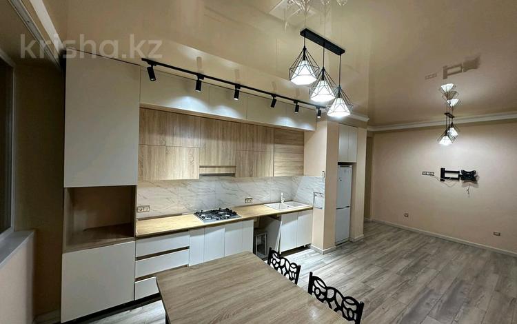 2-комнатная квартира, 70 м², 2/5 этаж помесячно, Кабанбай Батыра за 180 000 〒 в Талдыкоргане — фото 2