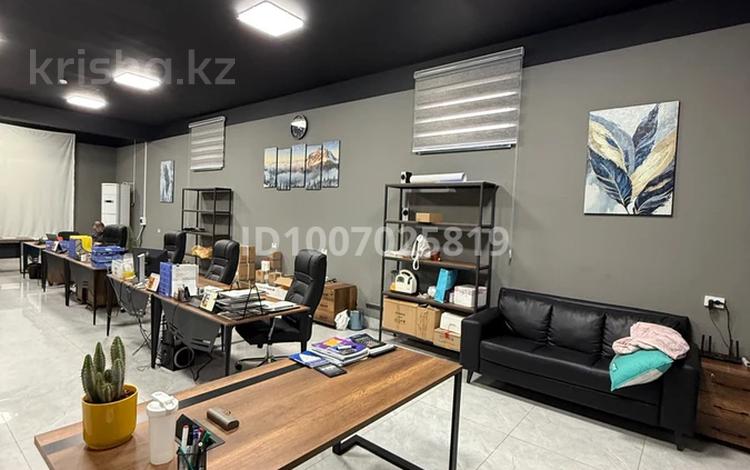 Свободное назначение, офисы, склады, образование, развлечения, конференц-залы, кабинеты и рабочие места · 130 м² за 360 000 〒 в Шымкенте, Каратауский р-н — фото 2