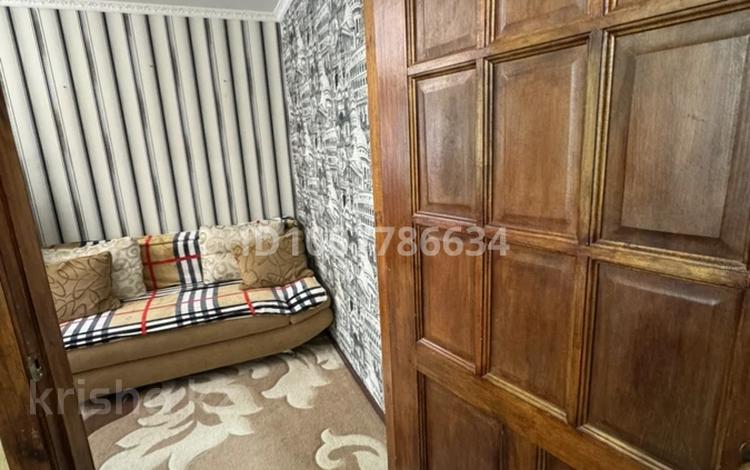 3-комнатная квартира · 57 м² · 2/5 этаж, Майкудук, 12й микрорайон 9 за 15 млн 〒 в Караганде, Алихана Бокейханова р-н — фото 2