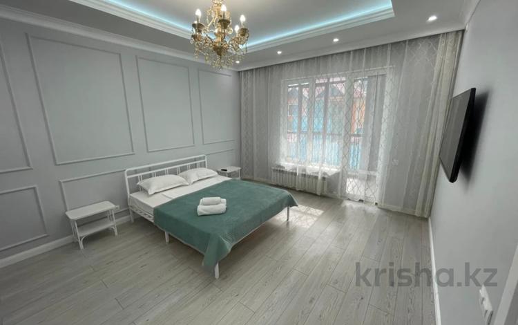 1-комнатная квартира, 40 м², 2/10 этаж посуточно, Розыбакиева 181А за 22 000 〒 в Алматы — фото 2