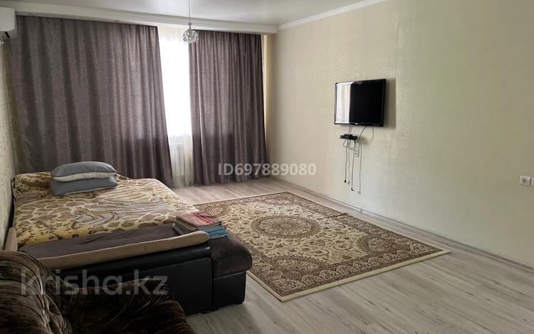1-комнатная квартира · 60 м² · 1/9 этаж, Ярославская 2/3 за 10 000 〒 в Уральске — фото 2