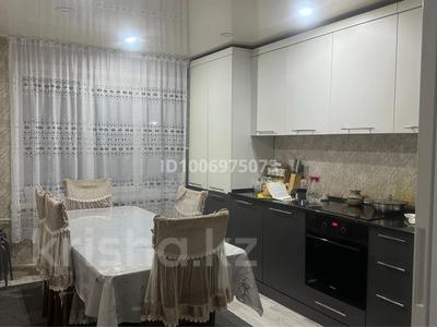 4-комнатная квартира · 90 м² · 1/5 этаж, Сатпаева,11 за 32 млн 〒 в Усть-Каменогорске, Ульбинский