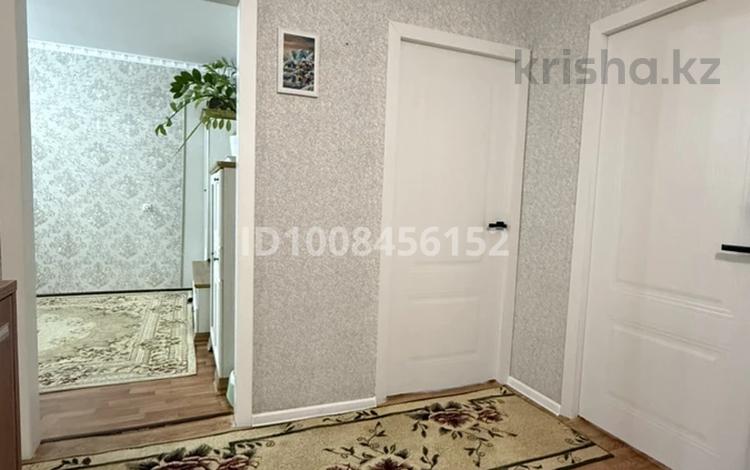 3-комнатная квартира · 62 м² · 5/5 этаж, мкр 5, Есет батыра 103/1 — Школа №19 за 16 млн ₸ в Актобе — фото 2