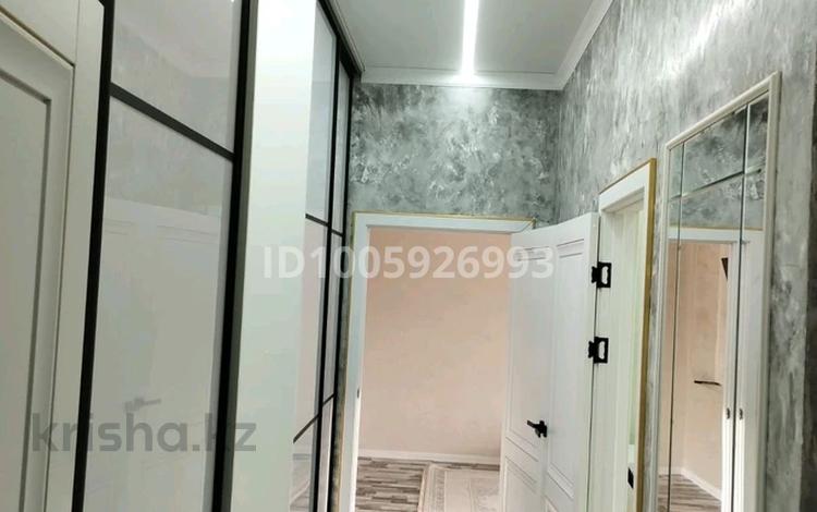 2-комнатная квартира · 64 м² · 1/10 этаж, мкр Кадыра Мырза-Али, Қадыр Мырза-Әли ш/а. 17 — Алтындар,НИШ-42,Бала-бақша,аялдамалар,Назарбаев атындағы мектеп за ~ 30 млн ₸ в Уральске — фото 2