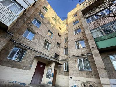 3-комнатная квартира, 58 м², 3/5 этаж, Пришахтинск, 22й микрорайон за 15.4 млн 〒 в Караганде, Алихана Бокейханова р-н