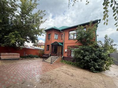 Отдельный дом · 6 комнат · 300 м² · 7 сот., Проспект Назарбаева — Пугачева за 62 млн 〒 в Уральске