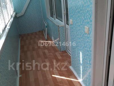 3-бөлмелі пәтер · 63 м² · 2/5 қабат, Абая 57 — В доме суровского гурмэ, бағасы: 270 000 〒 в Уральске, мкр Школьник